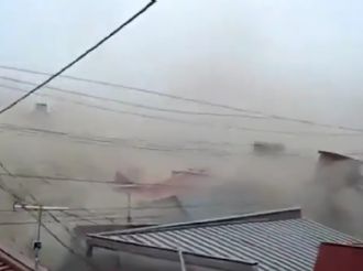 Importantes olas golpearon la costa de Japón tras un terremoto de magnitud 7,5 