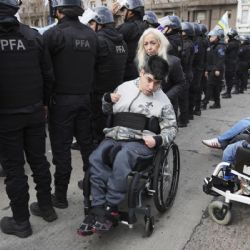 Discapacidad: quiénes dejarían de cobrar y qué cambia con proyecto de Milei que reabre un conflicto