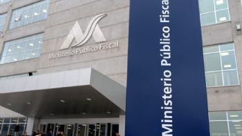 Detuvieron a la madre del alumno que había llevado una réplica de arma a la escuela 