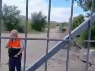 Denuncian que una minera tapó el acceso a un arroyo y cerró un camino público 