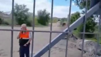 Denuncian que una minera tapó el acceso a un arroyo y cerró un camino público 