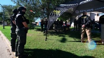 Las familias de los chicos que hagan amenazas en escuelas deberán pagar el costo del operativo 