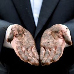 Al Colegio con las manos sucias