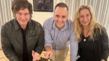 Adorni va a Diputados con el apoyo de Milei y los militantes libertarios