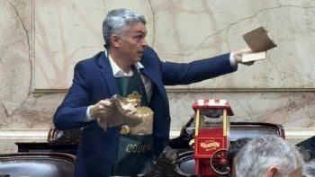 Esteban Paulón llevó una máquina de pochoclos al recinto 