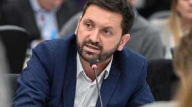 Foto iliustrativa de  Un diputado le recordó a Adorni que antes de ser funcionario sacó un traje en cuotas