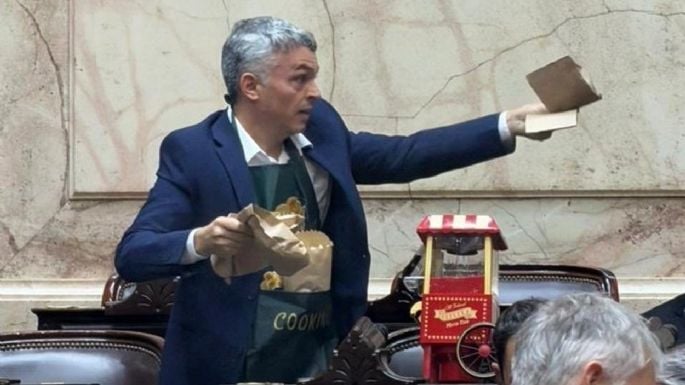 Esteban Paulón llevó una máquina de pochoclos al recinto 