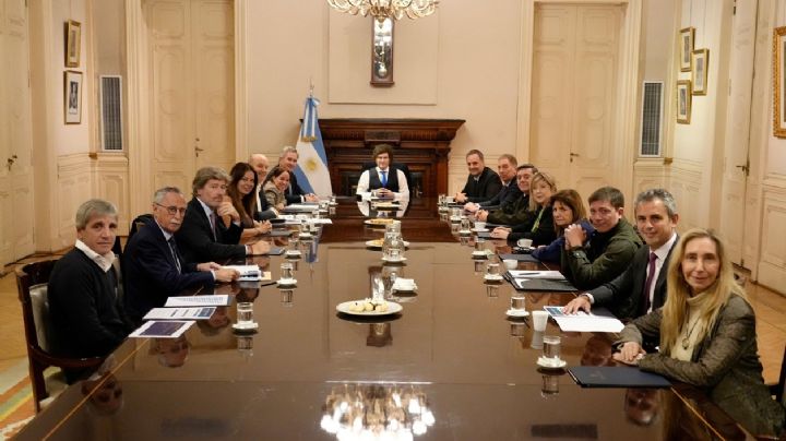 Pese al escándalo, Milei dio una nueva señal de apoyo a Adorni 