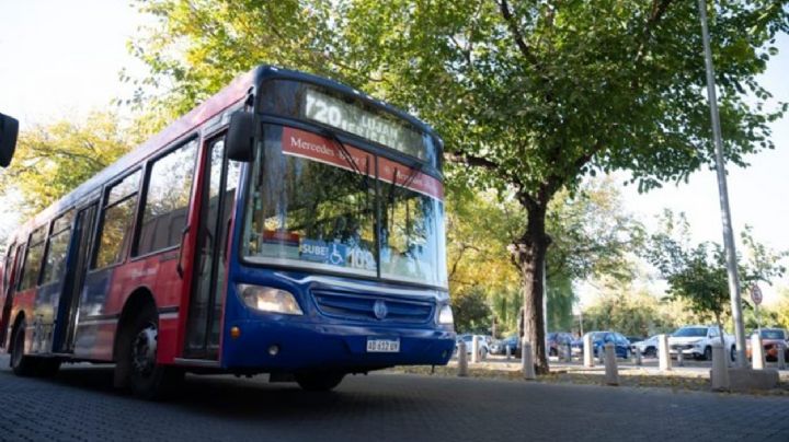 Cambia el recorrido de varias líneas de colectivos por el corte en calle Alberdi