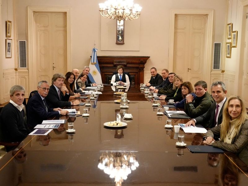 Pese al escándalo, Milei dio una nueva señal de apoyo a Adorni 