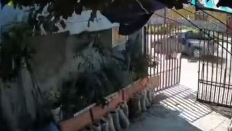 Video: robaron la camioneta a un jubilado en Las Heras y lo arrastraron varios metros