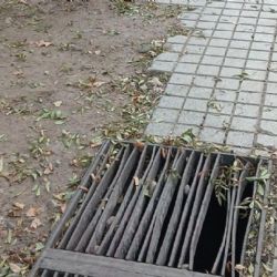 Denuncia vecinal en Ciudad: veredas y alcantarillas rotas en Gutiérrez y 9 de Julio generan peligro