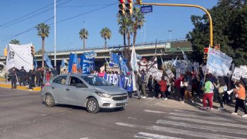 Movimientos sociales protestaron en el nudo vial por la eliminación de planes