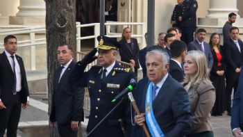 Las contradicciones de un gobernador fuera de foco