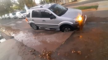 Una camioneta quedó atrapada en medio de un socavón cerca del Polo TIC
