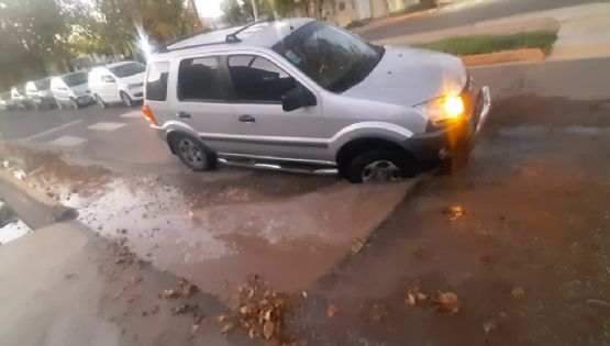 Una camioneta quedó atrapada en medio de un socavón cerca del Polo TIC