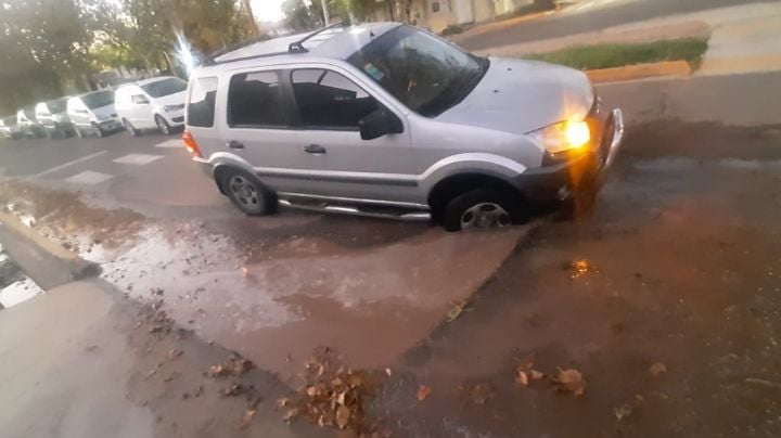 Una camioneta quedó atrapada en medio de un socavón cerca del Polo TIC