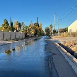 Vecinos de Terrada reclaman por una cuadra inundada sobre el pavimento nuevo