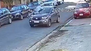Se subió al capot de su auto para impedir que se lo roben y terminó en el hospital 