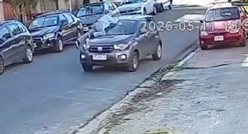 Se subió al capot de su auto para impedir que se lo roben y terminó en el hospital 