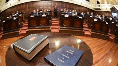 Foto iliustrativa de  Cornejo promulgó la ley de autonomía municipal y habrá plesbiscito
