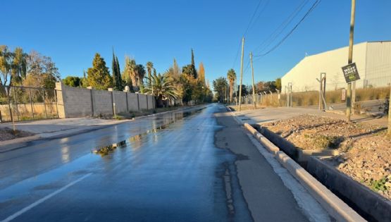 Vecinos de Terrada reclaman por una cuadra inundada sobre el pavimento nuevo