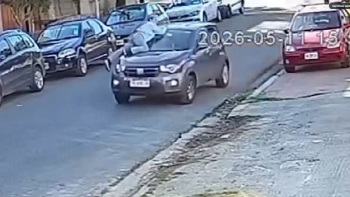 Se subió al capot de su auto para impedir que se lo roben y terminó en el hospital 
