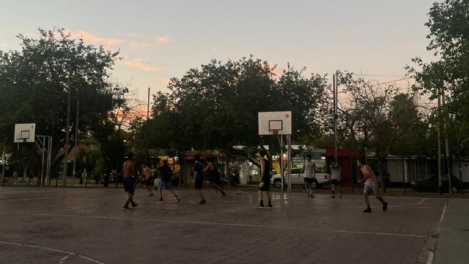 La manzana que es naranja en Dorrego Street