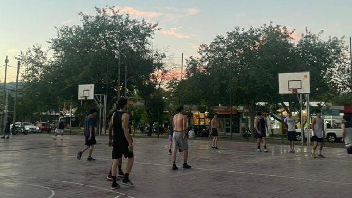 La manzana que es naranja en Dorrego Street