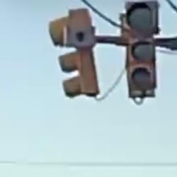 Vecinos de Godoy Cruz reclaman por un semáforo intermitente que genera peligro en una esquina clave