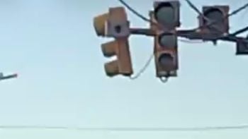 Vecinos de Godoy Cruz reclaman por un semáforo intermitente que genera peligro en una esquina clave