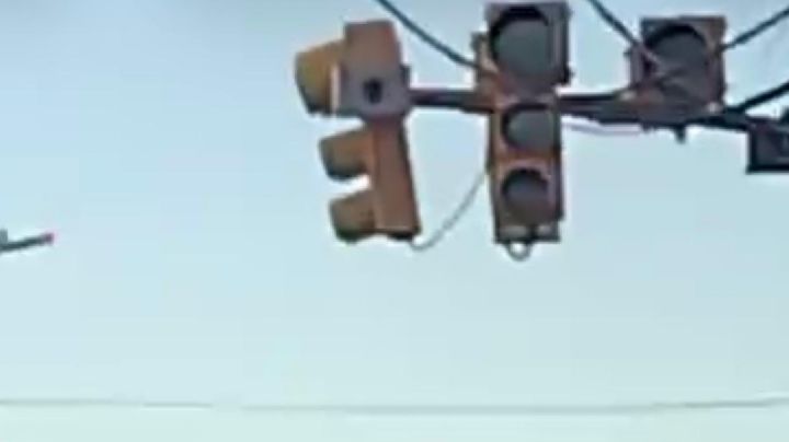 Vecinos de Godoy Cruz reclaman por un semáforo intermitente que genera peligro en una esquina clave