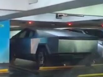 Un diputado libertario llegó al Congreso manejando un Tesla: "Con la mía"