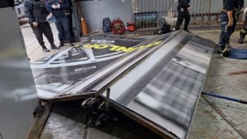 Un jubilado murió aplastado por el portón de una gomería 