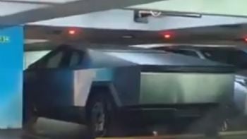 Un diputado libertario llegó al Congreso manejando un Tesla: "Con la mía"
