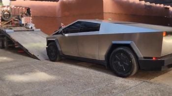 Una grúa se llevó el Tesla del diputado libertario 