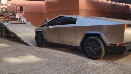 Una grúa se llevó el Tesla del diputado libertario 