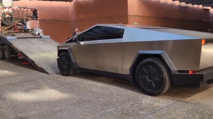 Una grúa se llevó el Tesla del diputado libertario 