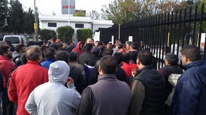 La empresa dueña de La Salteña, no paga salarios y enfrenta riesgo de quiebra