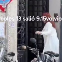 Se viralizó un video que muestra a Cristina Kirchner salir de su departamento
