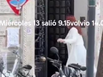 Se viralizó un video que muestra a Cristina Kirchner salir de su departamento