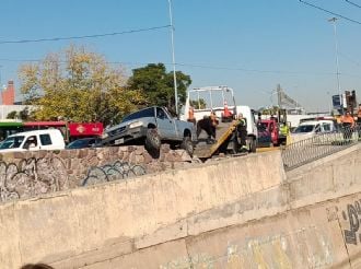 Una camioneta quedó al borde del cacique Guaymallén 