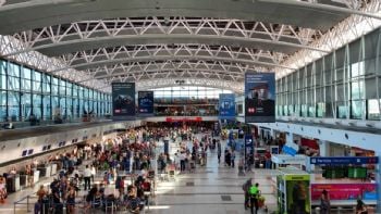 Sigue en caída la cantidad de argentinos que viajan al exterior 