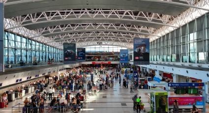 Sigue en caída la cantidad de argentinos que viajan al exterior 