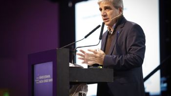 Caputo: “La economía se va a llevar puesta a la política” 