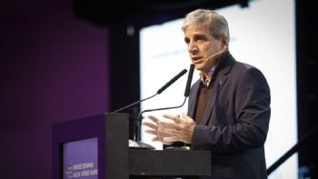 Caputo: “La economía se va a llevar puesta a la política” 