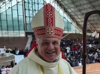El Gobierno busca contener el malestar de la Iglesia y expone su agenda social a Colombo