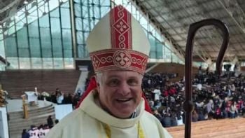 El Gobierno busca contener el malestar de la Iglesia y expone su agenda social a Colombo