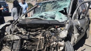 Una mujer chocó contra un camión estacionado en el Acceso Este 