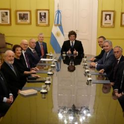 En medio del escándalo, Milei se volvió a mostrar con Adorni